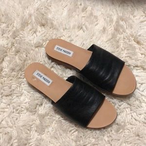 Women’s 8.5 Steve Madden Slide on sandals